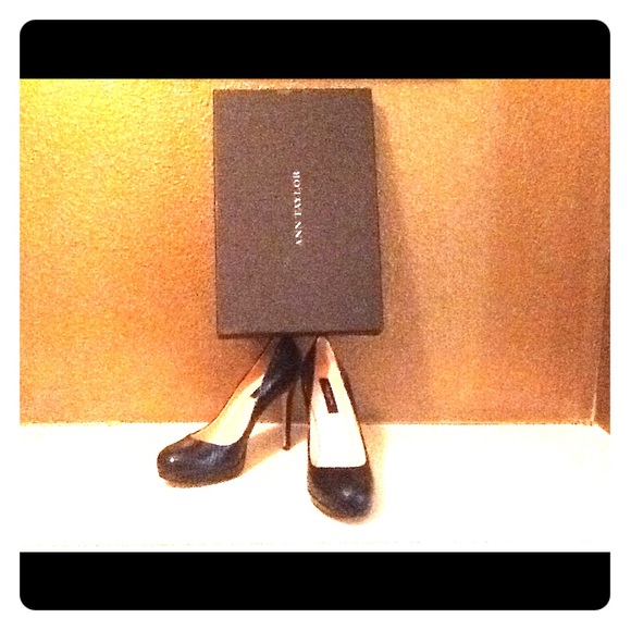 COPY - Ann Taylor Perfect Platform Pump - Picture 1 of 3